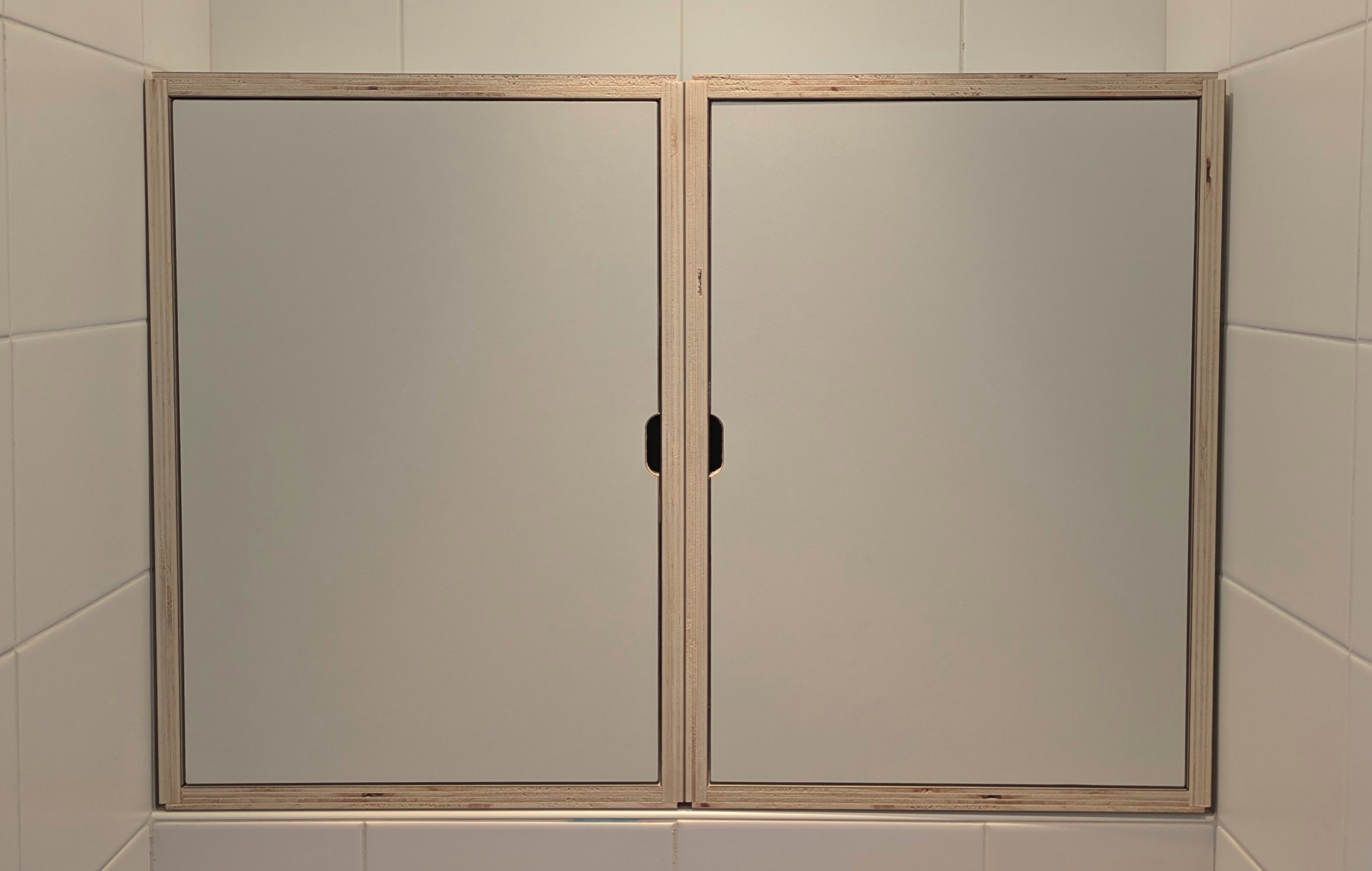 Kastje op maat boven hangend toilet